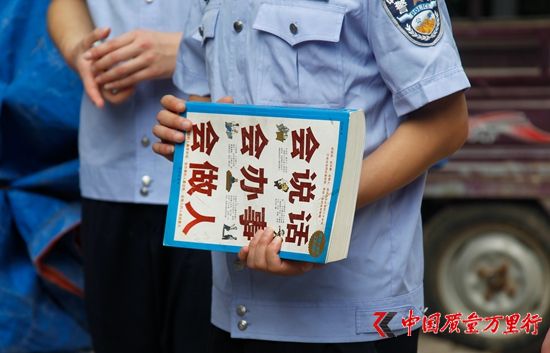2017年8月15日,鄭州市鄭東新區(qū)在一場打擊傳銷專項(xiàng)行動(dòng)中繳獲的傳銷書籍。視覺中國供圖
