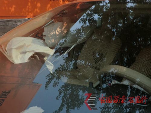 沃爾沃S60行駛中突然爆胎 備胎問題再引爭(zhēng)議
