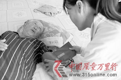 圖為蘿北縣團(tuán)結(jié)鎮(zhèn)紅衛(wèi)村衛(wèi)生所醫(yī)生李明晶(右)在為一位村民進(jìn)行血壓測量并詢問近期身體情況。記者 王凱 攝