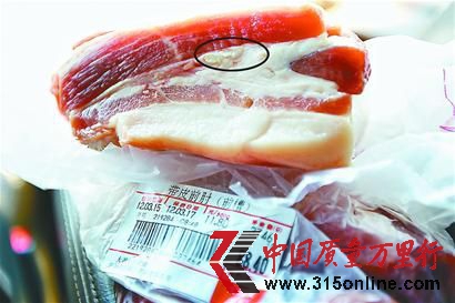 市民從大潤(rùn)發(fā)洪樓店購(gòu)買的豬肉含有囊包﹙圈中所示﹚記者 郭堯攝 市民從大潤(rùn)發(fā)洪樓店購(gòu)買的豬肉含有囊包﹙圈中所示﹚記者 郭堯攝