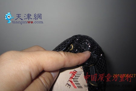 <b>劉女士提供百麗存在質(zhì)量問題女鞋照片</b> <b>劉女士提供百麗存在質(zhì)量問題女鞋照片</b>