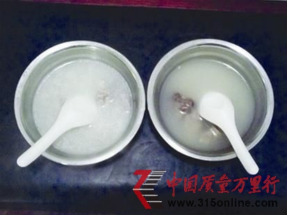圖為:飯館售賣(mài)的又濃又白的羊湯和自家燉制羊湯