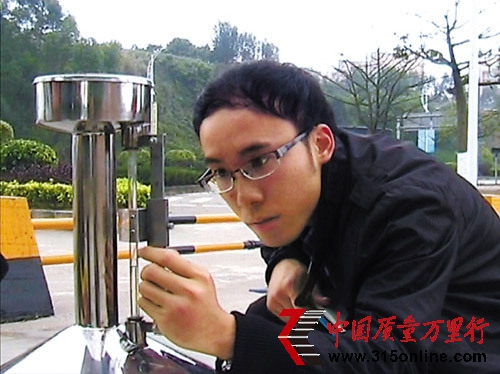 消委會工作人員正在仔細(xì)測量記者從加油站加的20升汽油樣本 消委會工作人員正在仔細(xì)測量記者從加油站加的20升汽油樣本
